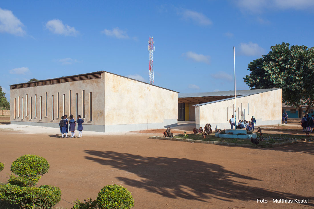 Holzkonstruktion Schule Afrika Aussenansicht