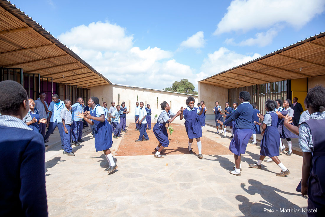 Holzkonstruktion Schule Afrika Pause
