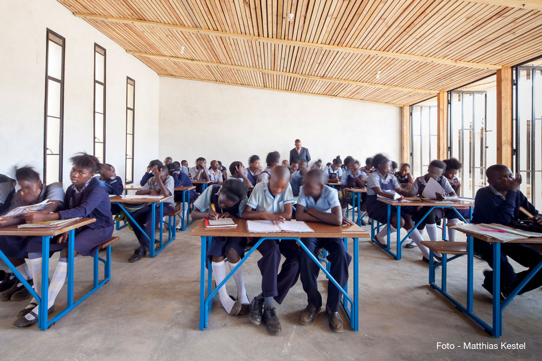 Holzkonstruktion Schule Afrika innen