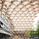 Bogentragwerk der Holzkonstruktion für eine Halle