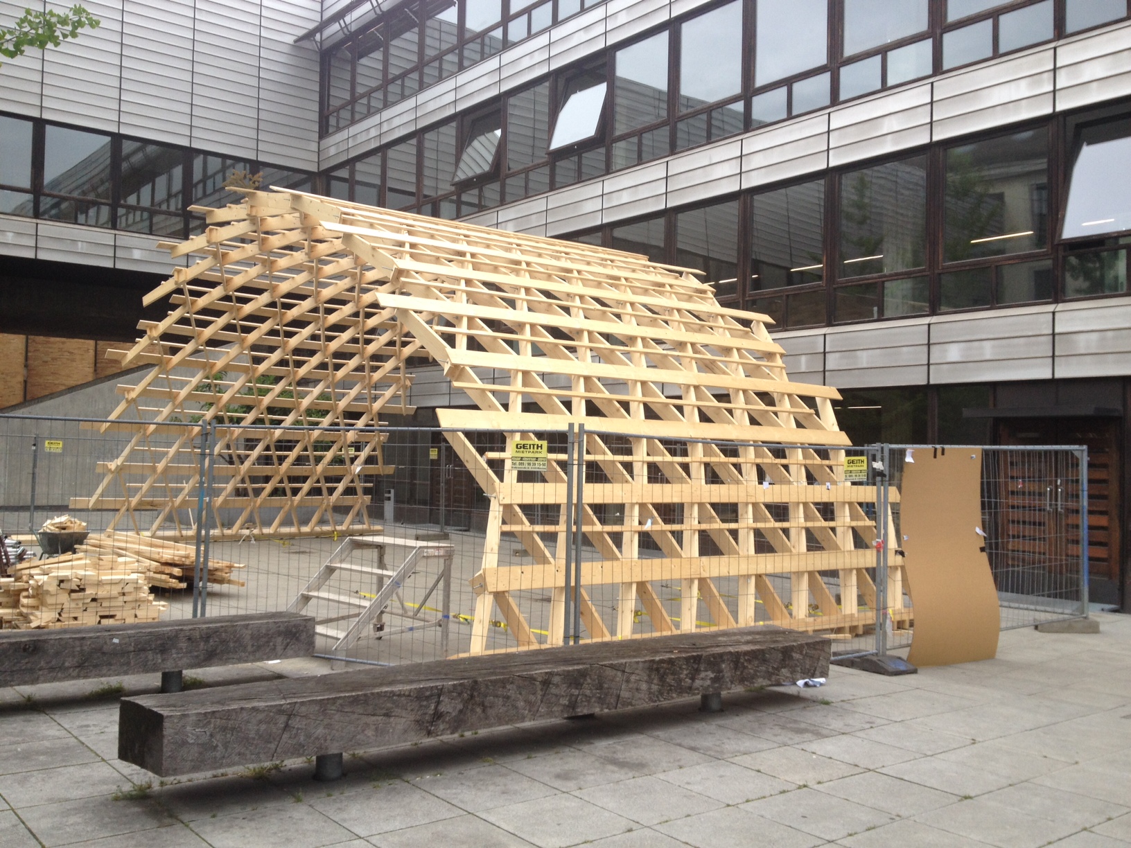 Testkonstruktion Halle aus Holz vor dem TU-Gebäude