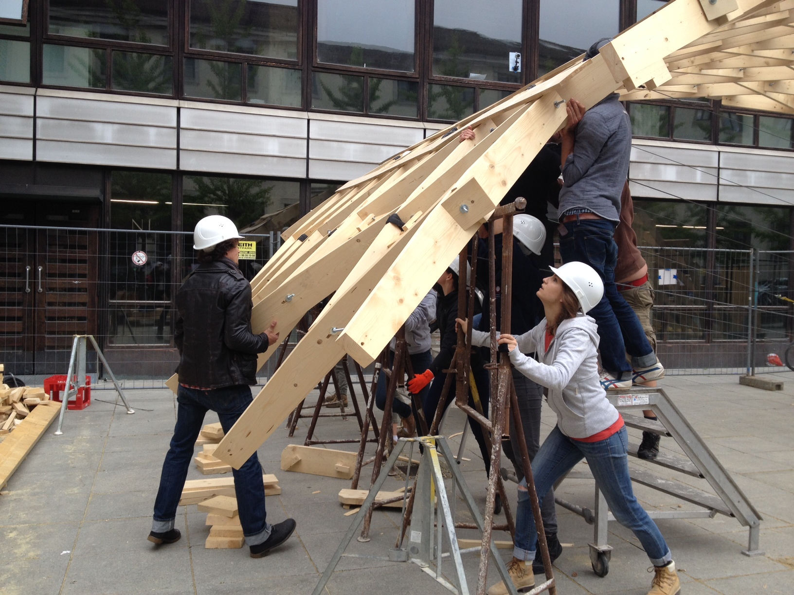 Studenten beim Aufbau der Testkonstruktion: Holzbau